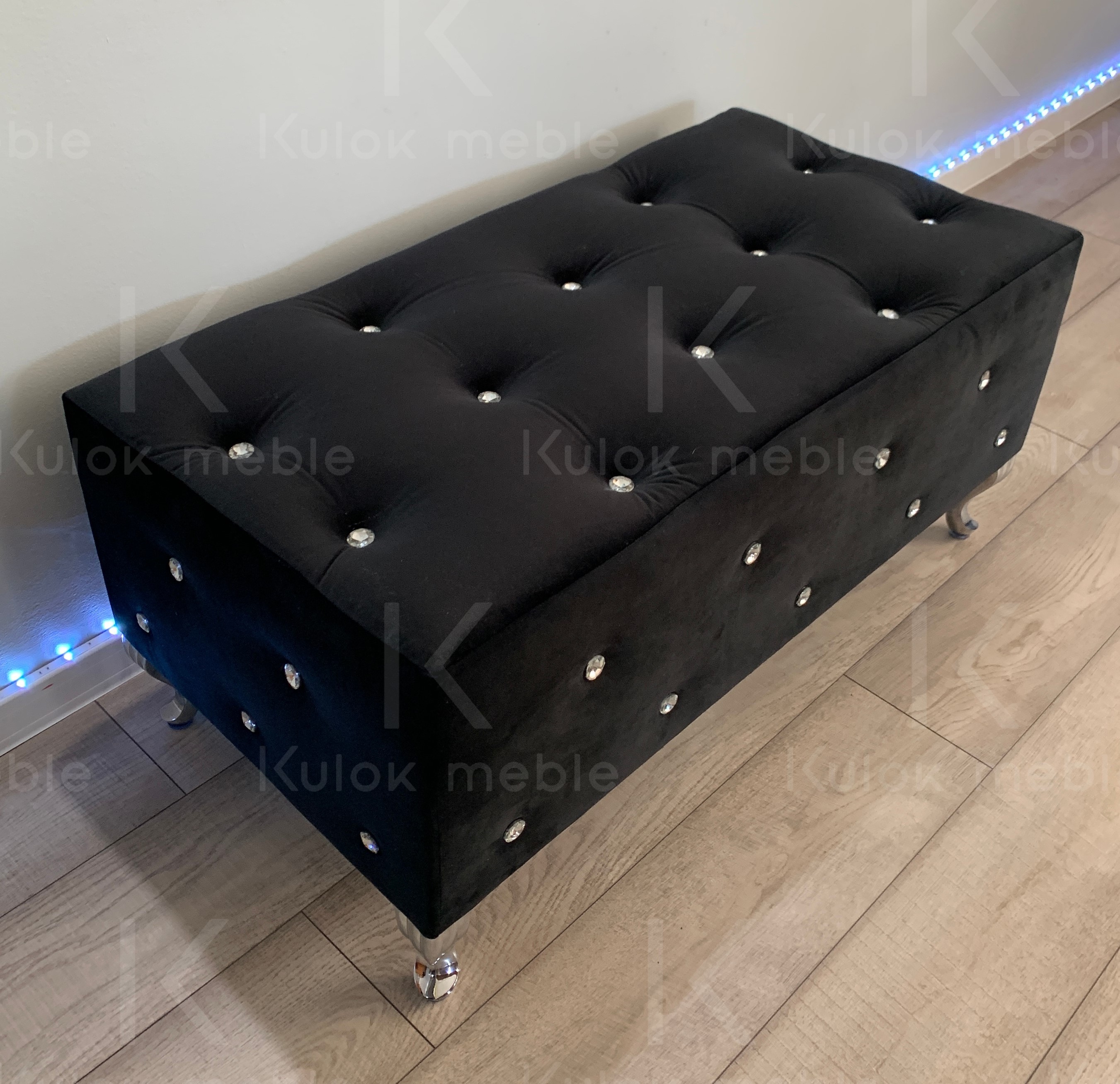 Pufa Glamour pikowana do salonu i przedpokoju z kryształkami i srebrnymi dodatkami Ludwik nogi czarny magic vevlet 2219